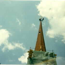 Umbau Pfarrkirche Tux: Der Kirchturm bekommt einen neuen Verputz, Juli 1986