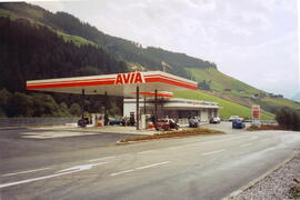 Eröffnung der neuen Tankstelle &quot;AVIA&quot; des Karl Stock, Säge