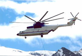 Der große russische Hubschrauber flog am Gletscher die fertigen Stützen für den neuen Lift direkt...