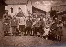 Kinder in Hintertux bei der alten Kirche
