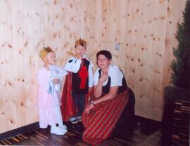 Familienfest im Kindergarten: Tante Eva Wechselberger mit Königin Selina (Millner) und König