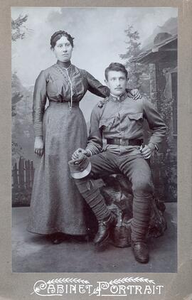 Joggeler Karl (Kapeller) mit seiner Schwester