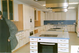 Die neue Schulküche - erneuert im Sommer 2002: 3 Küchenblöcke, einer davon behindertengerecht.