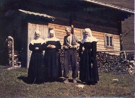Plattner Rosl - Sr. Engelberta - mit ihrem Vater und Mitschwestern auf der "Hauserin" (...