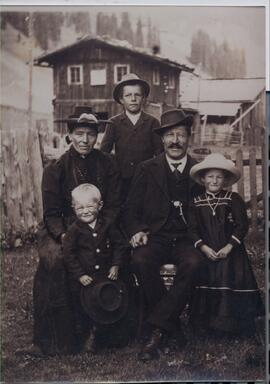 Familie Kreidl (Schuster), im Hintergrund die Schießhütte - später Kindergarten