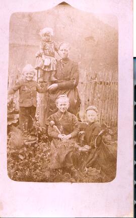 Mehler Mutter mit Berta, Franz, Moidal (mit Puppe) und