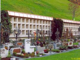 Restaurierung - Friedhof -Urnenwand; vorher!