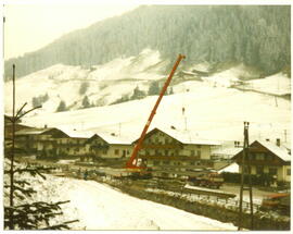 Bau der neuen Waldbodenbrücke in Lanersbach, November 1980