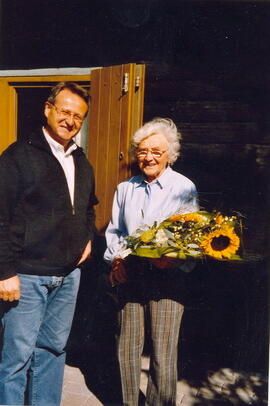 Bgm. Hermann Erler gratuliert Frau Herta Tusker zum 80. Geburtstag.