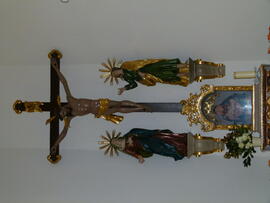 Kreuzigungsgruppe  und Tabernakel mit Statue der Schmerzensmutter am rechten Seiteneingang