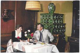 Friedl und Paula Dengg Lacknerwirtsehepaar in der Stube Hotel Alte Post