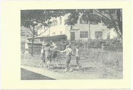 Kinder des Jg. 1928/29 hinter dem Schulhaus