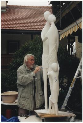 Professor Moroder an der Arbeit (Statue für Schlitters)
