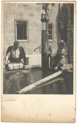 Fischer beim Brunnen in Dorf Haus