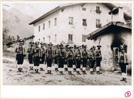 Schützen vor dem Widum in Mayrhofen um die Jahrhundertwende