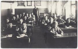 Schulklasse mit Dir. Oberforcher etwa 1920