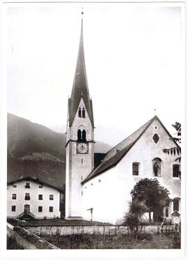 Mayrhofen Kirche und Widum und alter Friedhof