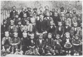 Klassenfoto 1902 mit Lehrer Oberforcher