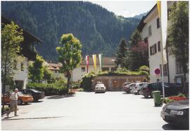 Gemeindeamt und altes Schulhaus im Sommer 2001