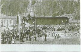 eine große Menschenmenge erwartet den ersten Zug in Mayrhofen 1902