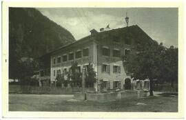 Hotel Neue Post mit dem Dorfbrunnen