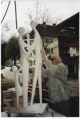 Professor Moroder an der Arbeit (Statue für Schlitters)