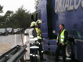 LKW Unfall B177, KM 2,4, LKW in der Steigung hängen geblieben, Fahrbahn mit Diesel verunreinigt
