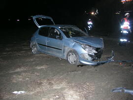 PKW Unfall, Auto über Böschung