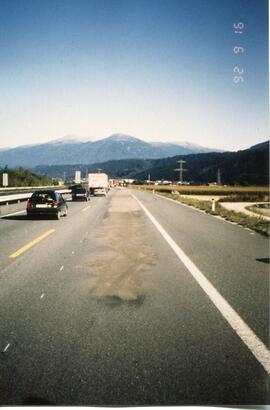 Ölspur auf A12, KM 85, Motorschaden bei LKW, 350 Meter Ölspur, Öl binden
