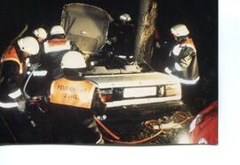 PKW Unfall, A12, KM  89,5, über Böschung und gegen Baum, 1 Toter
