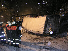 LKW Unfall, B177, KM 4,4, Hänger umgestürzt, umladen und Abtransport des Ladegutes