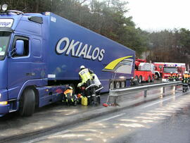 LKW Unfall B177, KM 2,4, LKW in der Steigung hängen geblieben, Fahrbahn mit Diesel verunreinigt