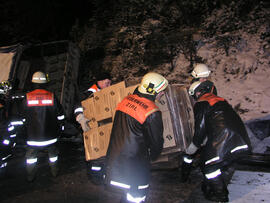 LKW Unfall, B177, KM 4,4, Hänger umgestürzt, umladen und Abtransport des Ladegutes