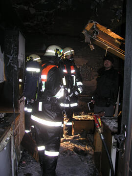 Wohnungsbrand in der Rußhütte, Küche im 2. Stock, 1 Personen über Stiegenhaus, 1 über die DL gere...