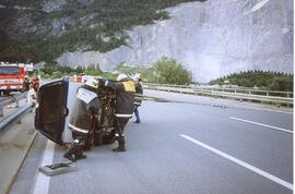 30PKW Unfall A12, Ausfahrt Zirl Ost, Fahrzeug geschleudert und überschlagen