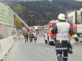 Brand Bäckerei M-Preis Zentrale Völs, Hilfeleistung, Dachluke geöffnet, Innenangriff