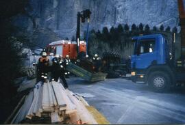 Traktorunfall B177 Kreuzung L11, Bergung von Traktor und Anhänger