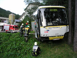 Postbus in Krankenhaus Hochzirl von Straße abgekommen