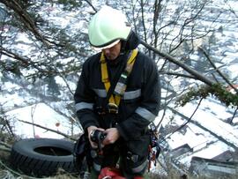 LKW Unfall am Zirlerberg, B177, KM 2,6, Anhänger mit Autoreifen umgestürzt, Ladung verloren, 2 PK...