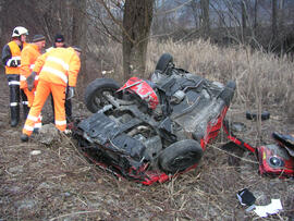 PKW Unfall, A12, KM 100, PKW überschlagen und gg. Baum geprallt