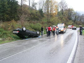 PKW Unfall, B171, KM 87,6, PKW geschleudert, am Dach liegen geblieben, 2 Verletzte