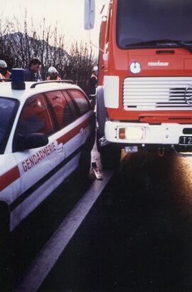 Glatteis auf A12, KM 95-98, mehrere PKW und Klein-LKW zusammengestoßen, über Böschung gestürzt