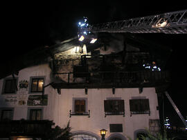 Wohnhausbrand Mühlgasse 18, Dachstuhl, Balkon und Fasade
