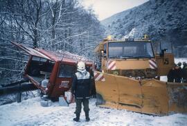 Unfall mit Kleintransporter gegen Schneepflug, Dirschenbach, B171