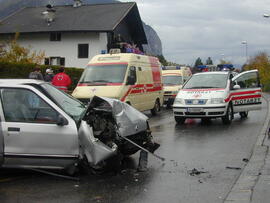 PKW Unfall. Schwabstraße - Kaiserstandweg, nach Reifenplatzer gegen Mauer gefahren, 3 Verletzte