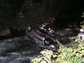 PKW Unfall L13, KM 5, Auto in Melach gestürzt, Bergung