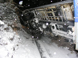 LKW Unfall, B177, KM 4,4, Hänger umgestürzt, umladen und Abtransport des Ladegutes