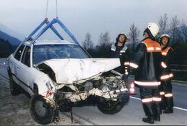 PKW Unfall A 12, KM 89, Auto über die Böschung und gegen Baum geprallt