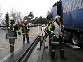 LKW Unfall B177, KM 2,4, LKW in der Steigung hängen geblieben, Fahrbahn mit Diesel verunreinigt