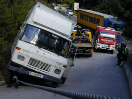 Klein-LKW droht im Bremsweg umzustürzen, B177, KM 4,3, Bergung